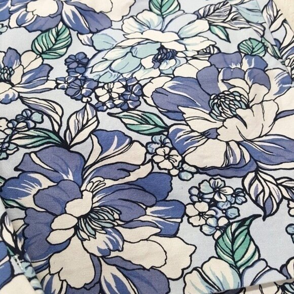 Ann Taylor Factory Petite Womens Signature Blue White Floral Shorts Size 4P - Picture 3 of 4